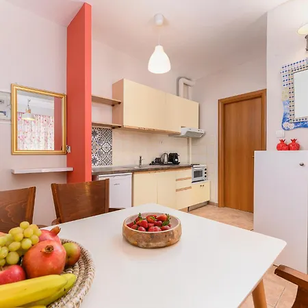 Ikies Luxury Apartment Ofrinion
