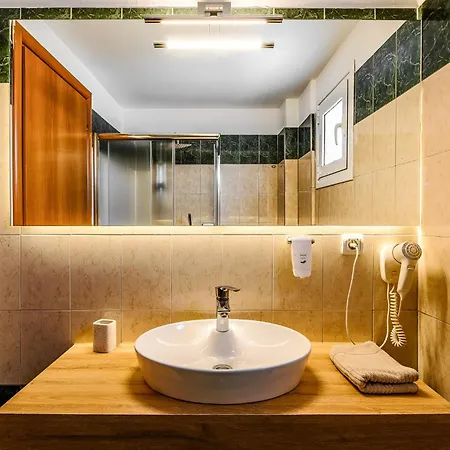 Ikies Luxury Apartment Ofrínion