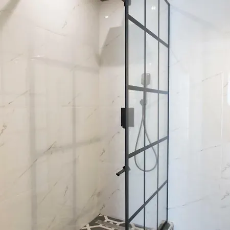 Ikies Luxury Apartment Ofrinion